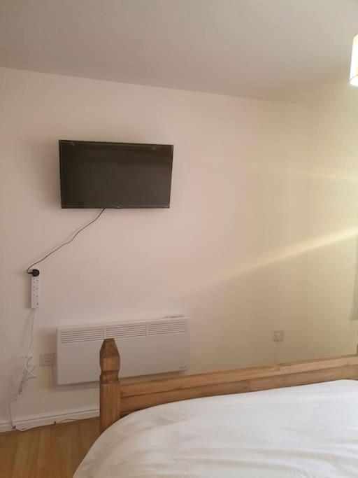 Lovely 2-Bedroom Condo With Indoor Fire Place Londra Esterno foto