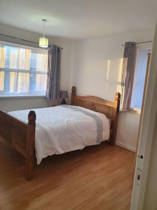 Lovely 2-Bedroom Condo With Indoor Fire Place Londra Esterno foto